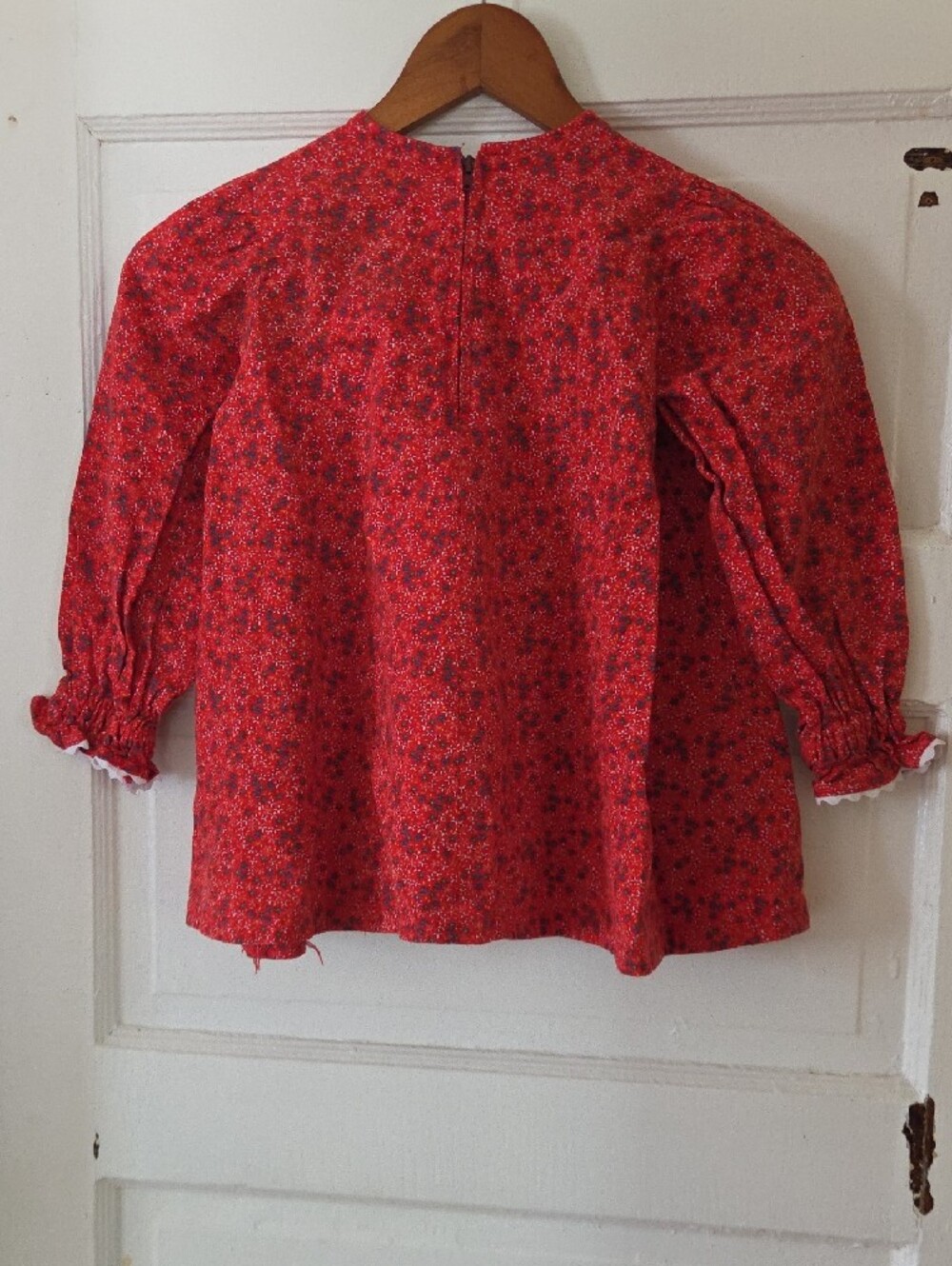 Red Floral Puff-Sleeve Girls' Blouse - Picture 2 of 6